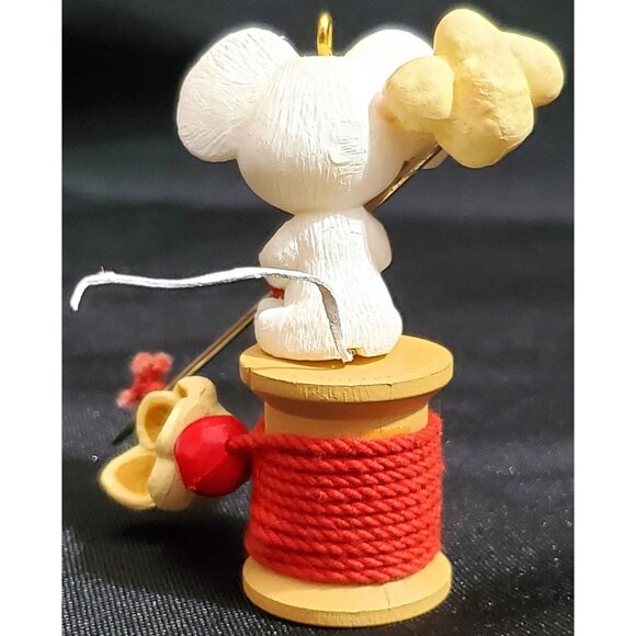 Hallmark POPCORN MOUSE Christmas Ornament Chris Mouse stringing cranberries 1986 - Picture 7 of 9